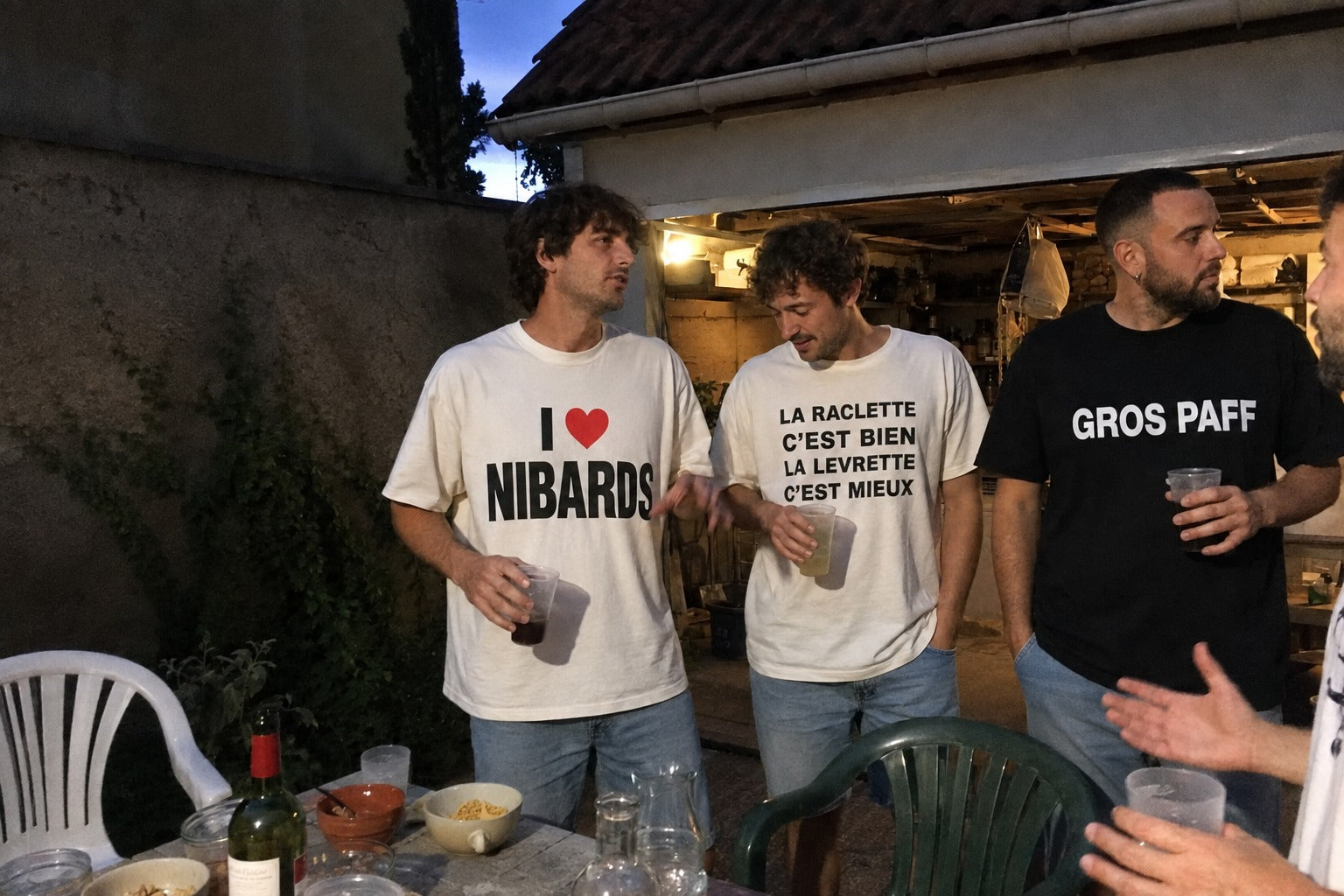 Des amis portant les t-shirts Humour Nwar pendant une soirée